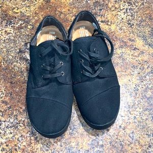 Woman’s size 9.5 Tom’s